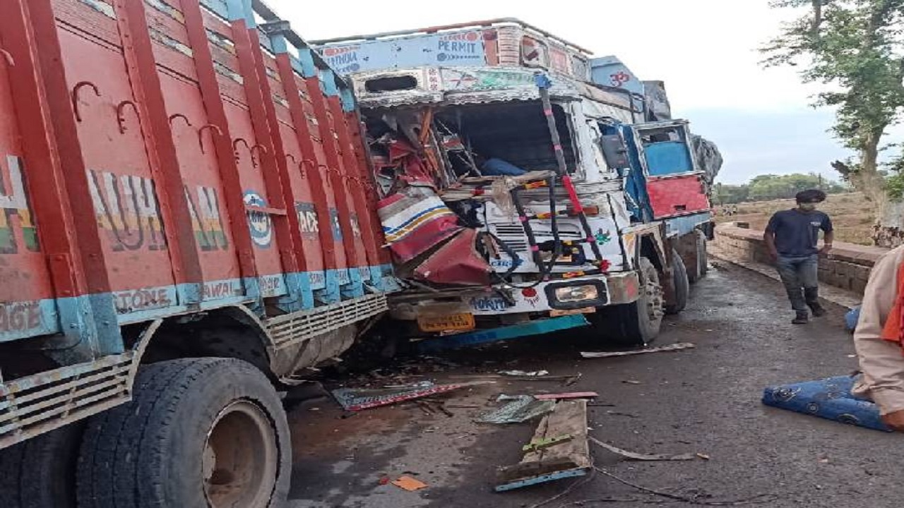 Satna : दो ट्रको की आमने-सामने जोरदार भिड़त, दो लोगो की मौत